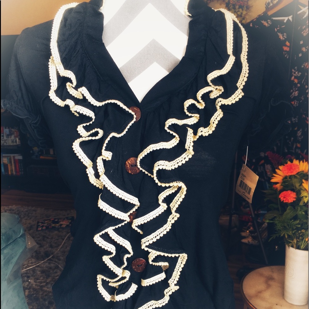 👸🏻Decided button up Ruffle top.🧚🏻‍♀️💅🏼👛💕💕 - Picture 3 of 7